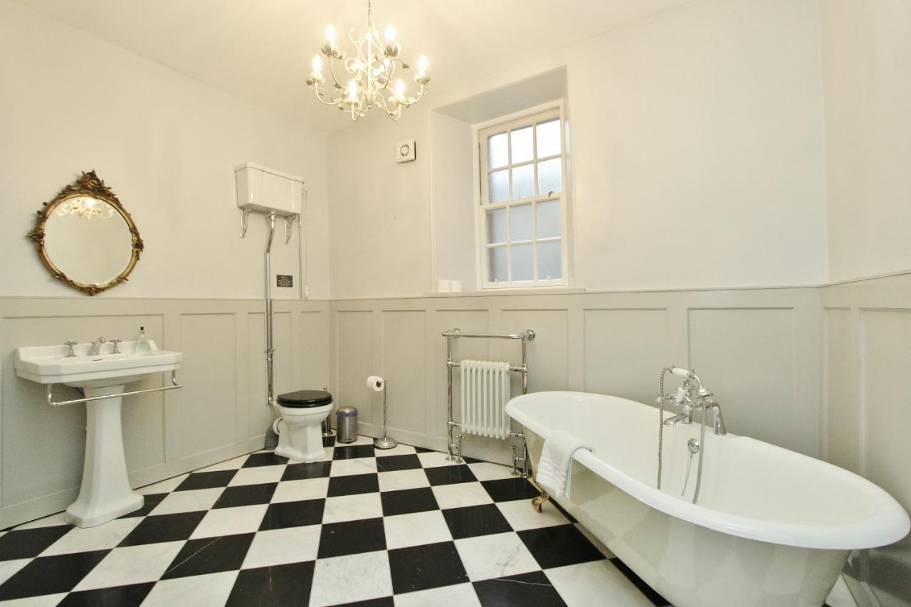 Elegant 3-Bedroom Ramsay Garden Apartment In Edinburgh City Centre Exterior foto