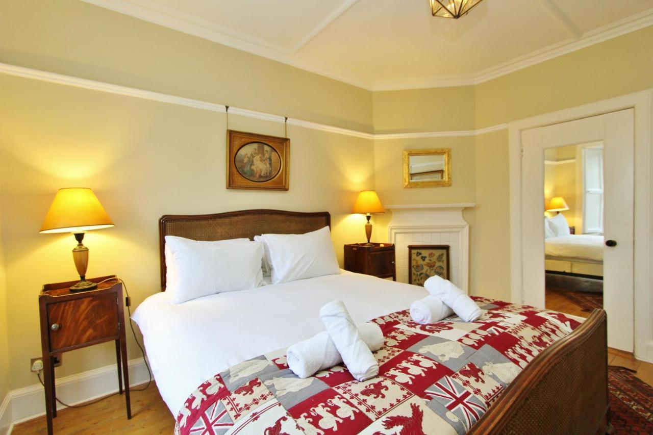 Elegant 3-Bedroom Ramsay Garden Apartment In Edinburgh City Centre Exterior foto
